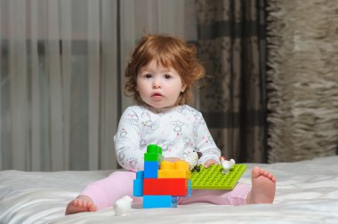 oynarken sevimli bebek