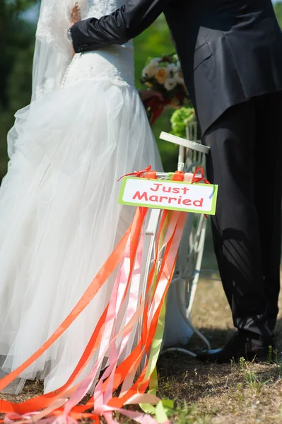 Bicicletta con segno appena sposato — Foto Stock