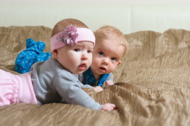 Karnına yalan ve ekşitmeden iki bebek