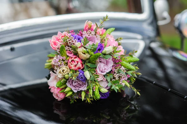 フード レトロな結婚式の車の上に花の花束 — ストック写真