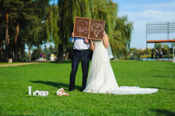 Novia y novio con pizarra . —  Fotos de Stock