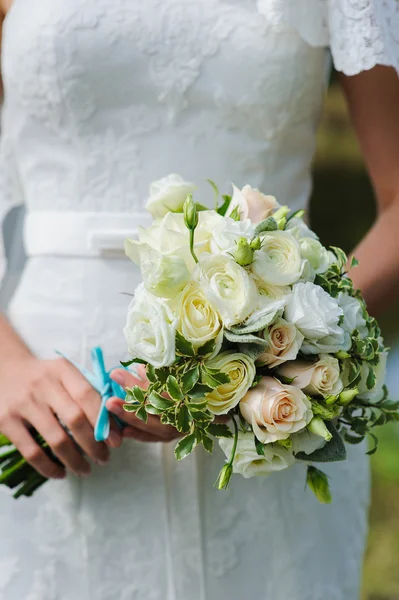 花嫁は結婚式の花束を保持します。 — ストック写真