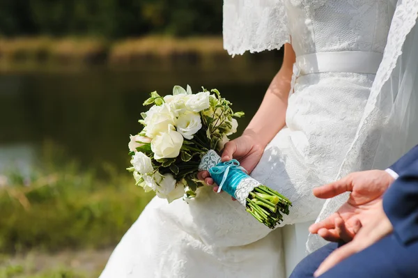 Mariée tient un bouquet de mariage — Photo