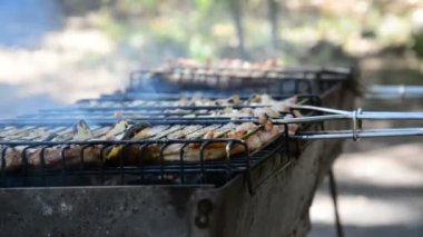 Et ızgara üzerinde ahşap yakma ile