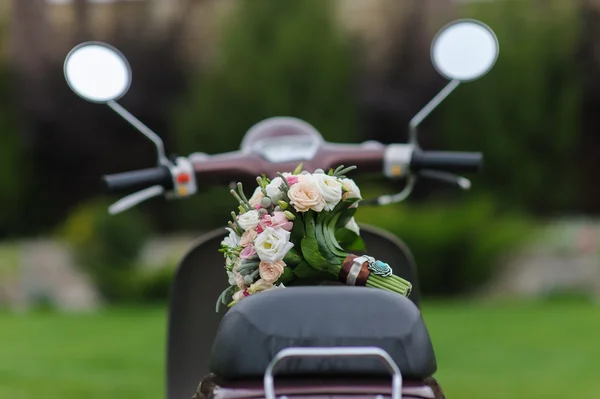 Mooi boeket op scooters — Stockfoto