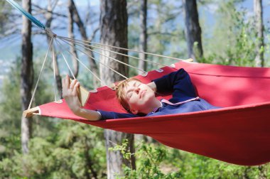 Bir hamakta ormanda kız