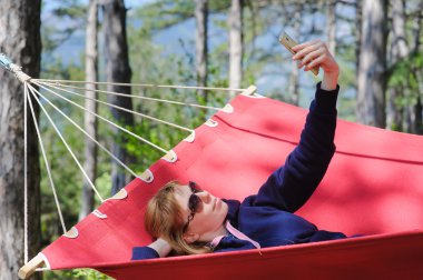 Kırmızı hamak, ormanda kız