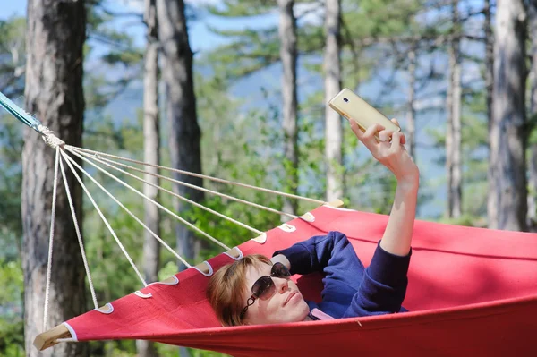 Meisje in de rode hangmat, bossen — Stockfoto