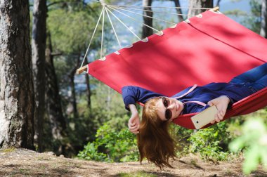 Kırmızı hamak, ormanda kız