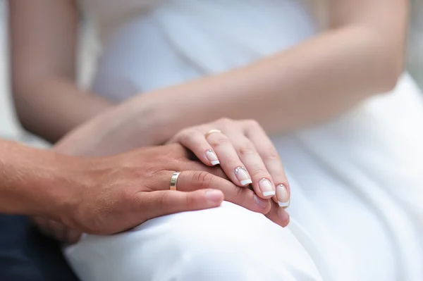 Mano maschile e femminile con anelli — Foto Stock