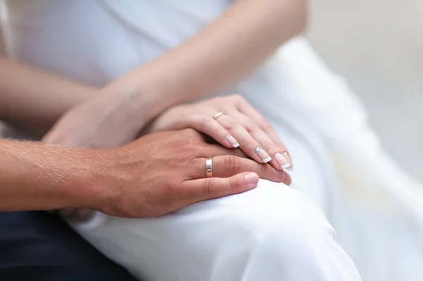 Mannelijke en vrouwelijke hand met ringen — Stockfoto