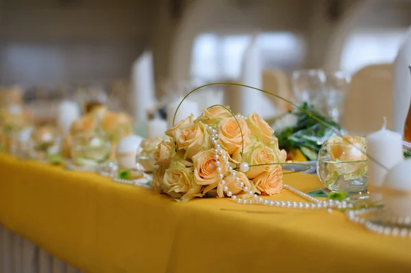 Decoração de flores na mesa — Fotografia de Stock