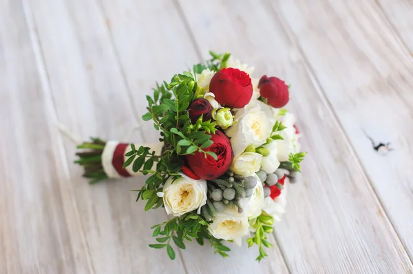 Bouquet da sposa su tavola — Foto Stock