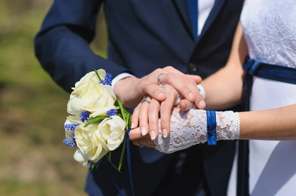 O noivo e a noiva com um buquê de rosas — Fotografia de Stock