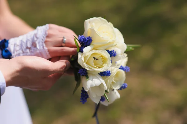 Bruidegom en de bruid met een boeket rozen — Stockfoto