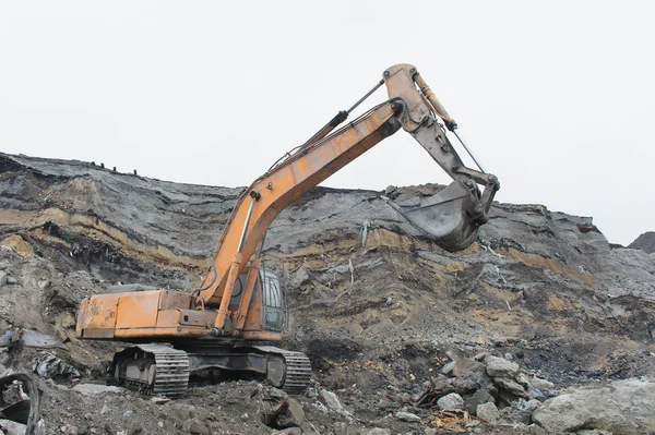 Excavatrice dans une carrière — Photo