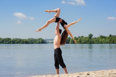 Adam açık havada baş, yukarıda kadın kaldırma