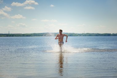 Genç dinamik adam suda çalışır