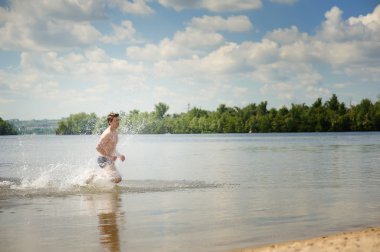 Genç dinamik adam suda çalışır