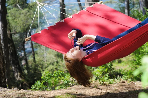 Kadın gözlük hamak takar.