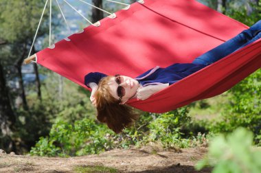 Mutlu kız hamakta rahatlatıcı