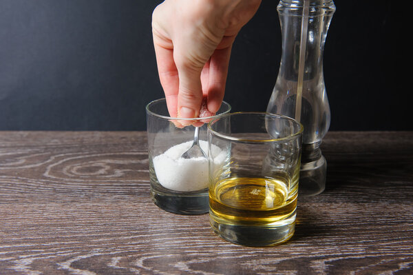 Ручной захват щепотку соли
