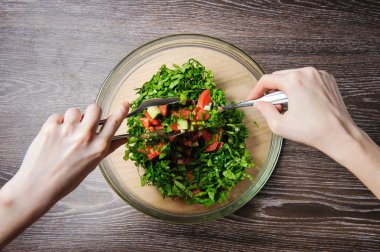 Kız pişmiş vejetaryen sebze salatası kıpırdanırken