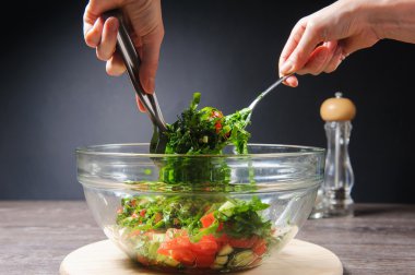 Kız pişmiş vejetaryen sebze salatası kıpırdanırken