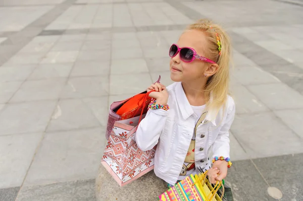 Little Girl enjoys shopping — Stock Photo, Image