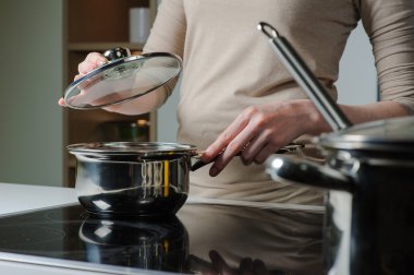 Kapak pot pişirme kaldırma kişi