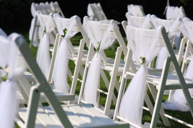 Beyaz yeşil çim sandalye dekore edilmiştir.