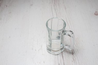 Hafif bir arka plan üzerinde boş bira bardağı