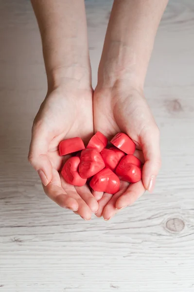 Mujeres manos llenas de dulces de chocolate — Foto de Stock