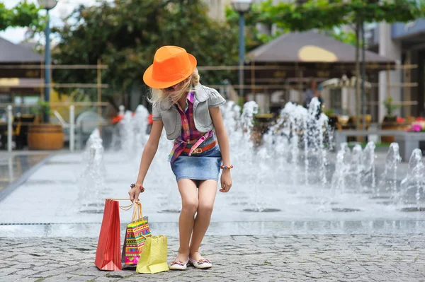 Bambino con shopping bags — Foto Stock