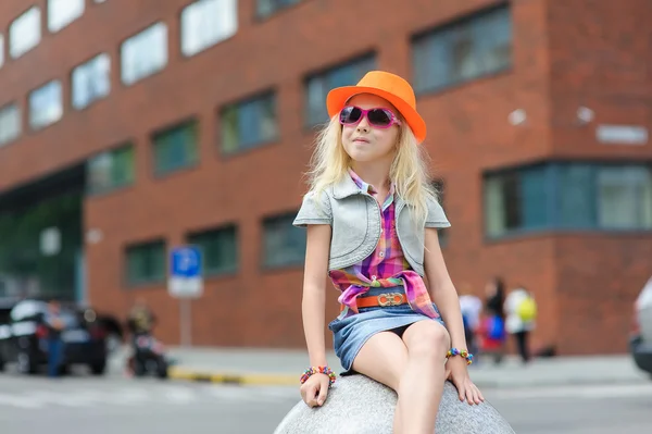 Portrait of a little girl in sunglasses. — Stock Photo, Image