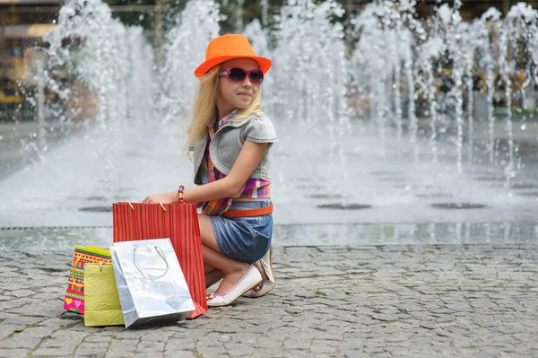 Niño con bolsas llenas . — Foto de Stock