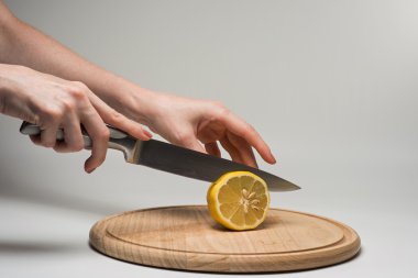 Frash limonlu dilimler halinde keserek