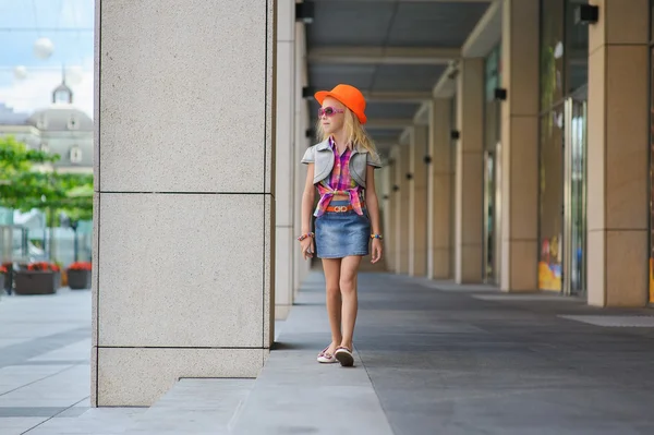 Menina em óculos de sol e chapéu laranja . — Fotografia de Stock