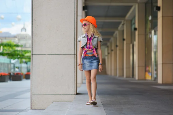 Kind läuft in großem Einkaufszentrum an Schaufenstern entlang — Stockfoto