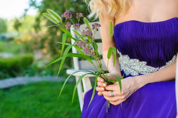 Kvinde bedrift buket af vilde blomster . - Stock-foto