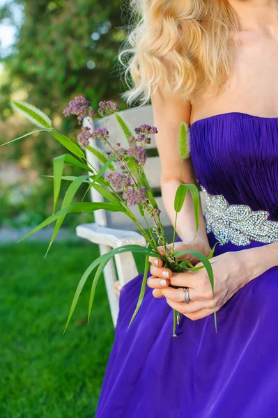 Mulher segurando buquê de flores silvestres . — Fotografia de Stock