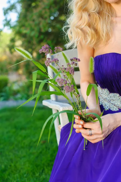 Frau hält Blumenstrauß in der Hand. — Stockfoto