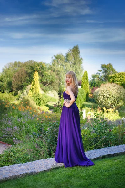 Porträt einer Frau im Abendkleid — Stockfoto