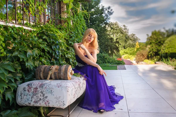 Moda foto al aire libre de mujer hermosa — Foto de Stock