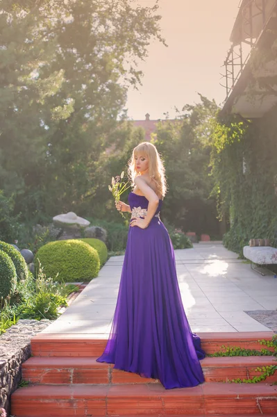 Femeia poartă rochie lungă violet . — Fotografie, imagine de stoc