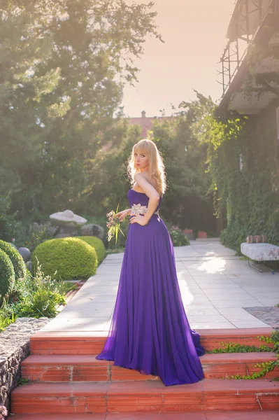 Femeia poartă rochie lungă violet . — Fotografie, imagine de stoc
