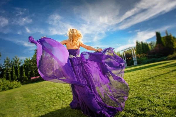 Ragazza in soffiaggio vestito all'aperto — Foto Stock