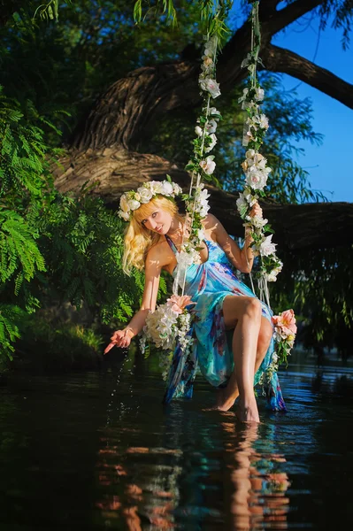 Kız nehir üzerinde salıncak üzerinde — Stok fotoğraf