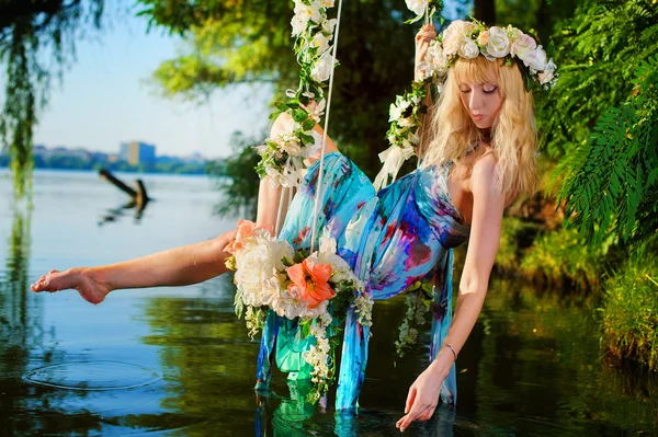 Ragazza sull'altalena sul fiume — Foto Stock