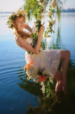 Kız nehir üzerinde salıncak üzerinde